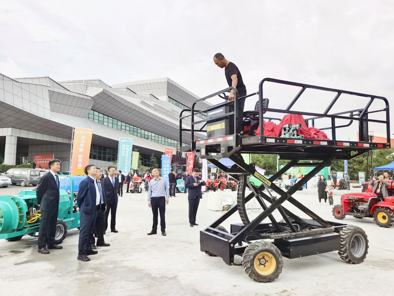 ​潍坊沃林机械携新款果园管理机械亮相第十六届中国.陕西（洛川）国际苹果博览会